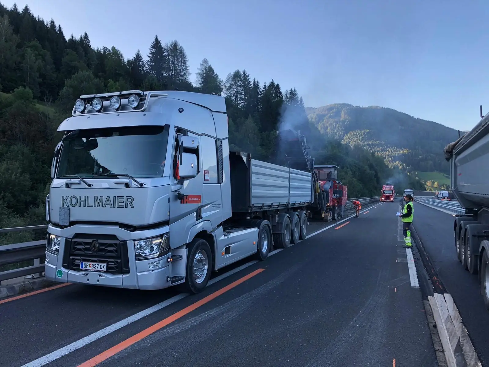 Kohlmaier tipper trailer during road works on the A10