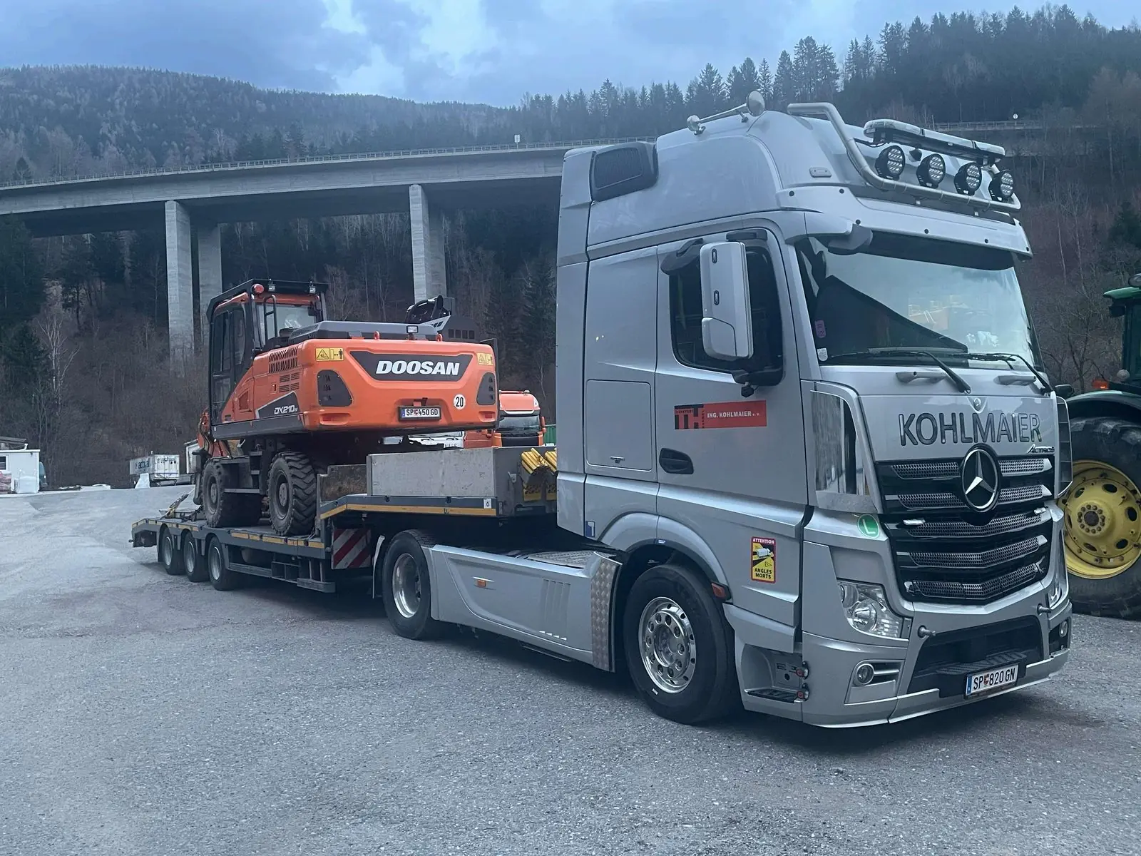 Crawler excavator on a Kohlmaier low loader