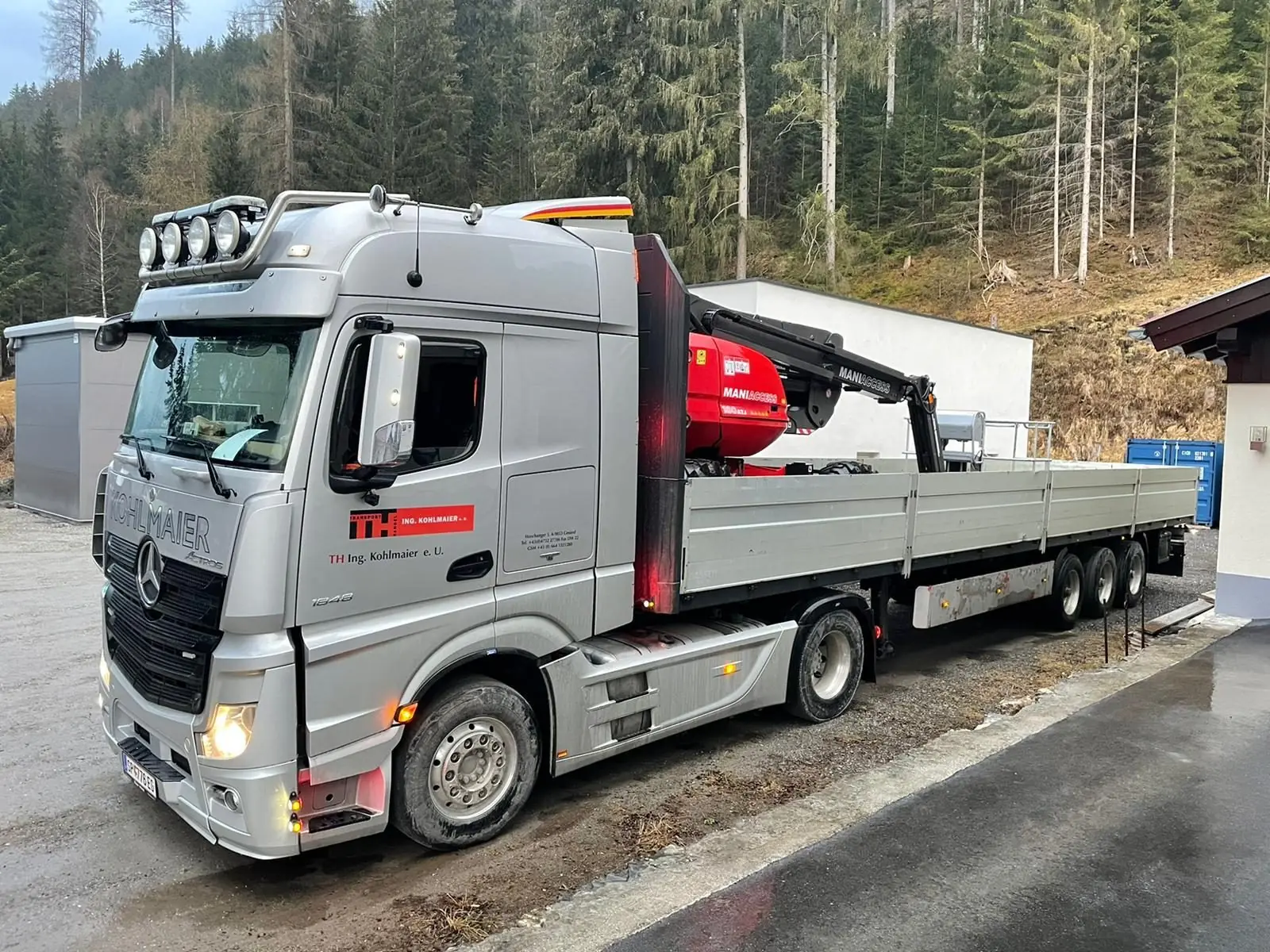 Loading crane on a Kohlmaier flatbed trailer