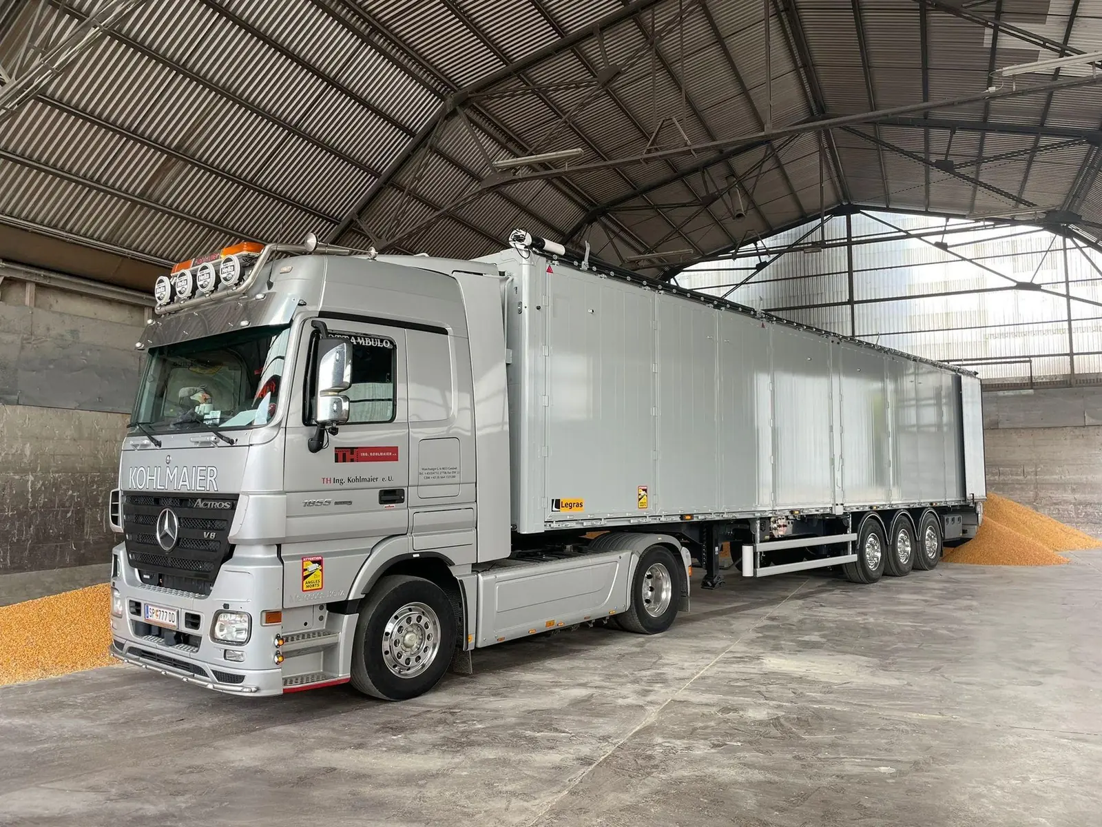 Agricultural transport with a walking floor trailer