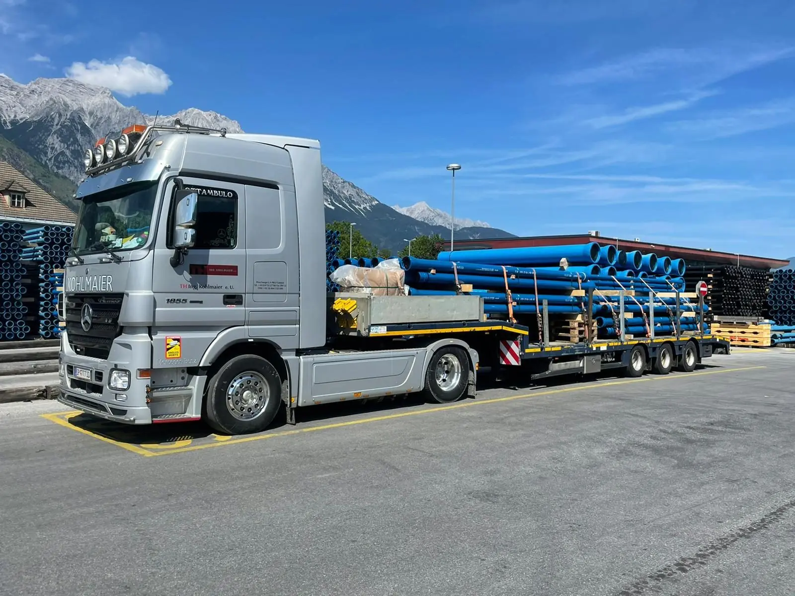 Pipe transport on a flatbed trailer