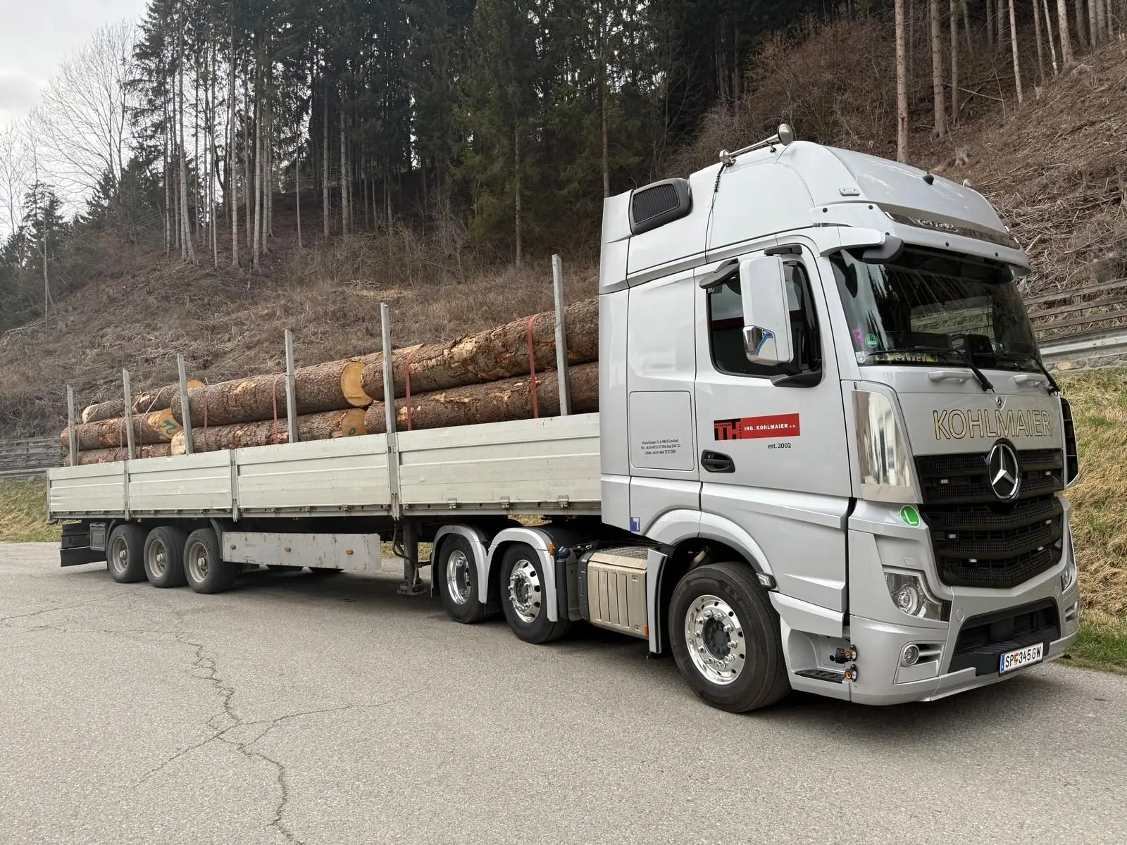 Roundwood transport on a Kohlmaier flatbed trailer